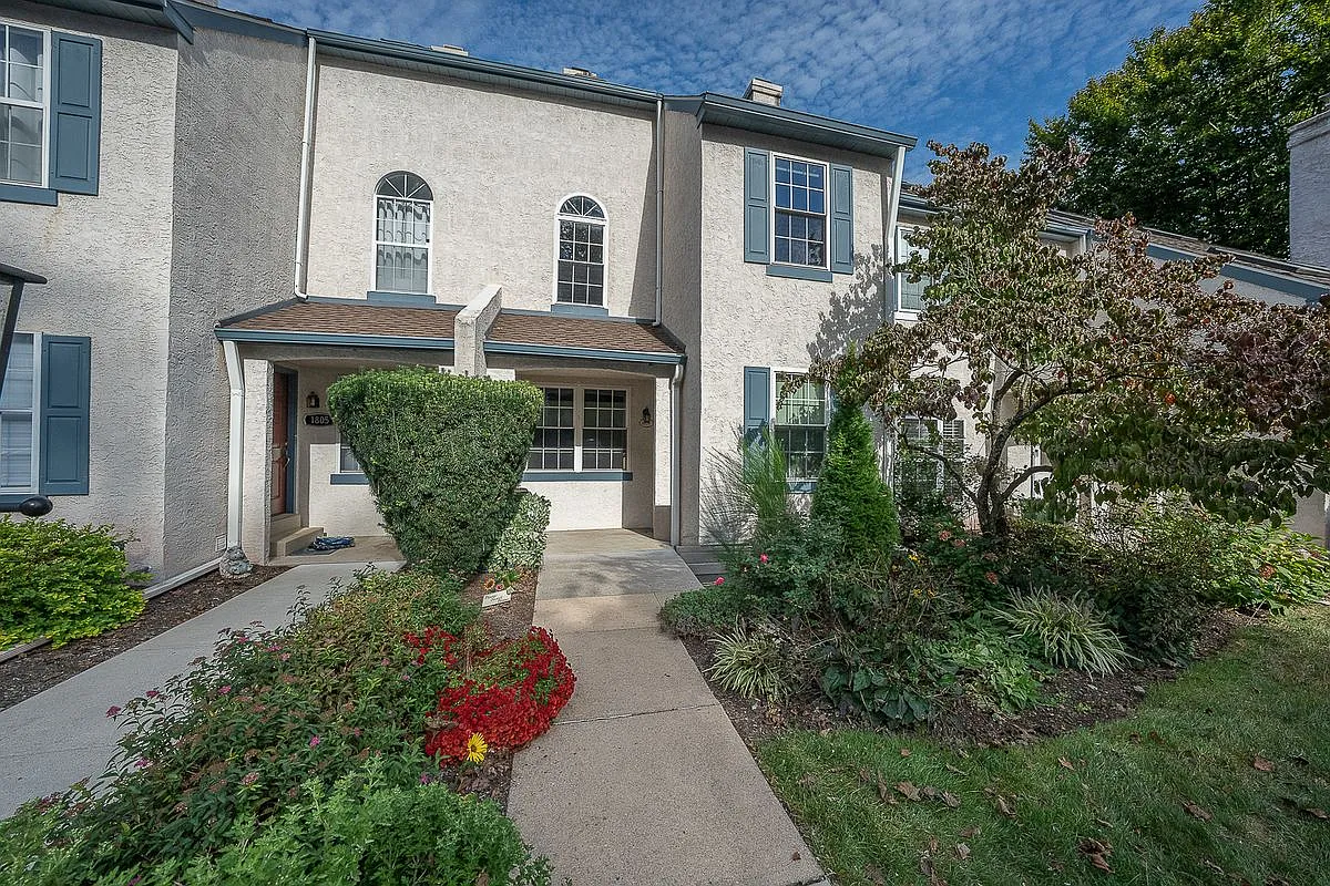 2 bed, 1.5 bath, 1296 sqft, $2,450 — Photo 2