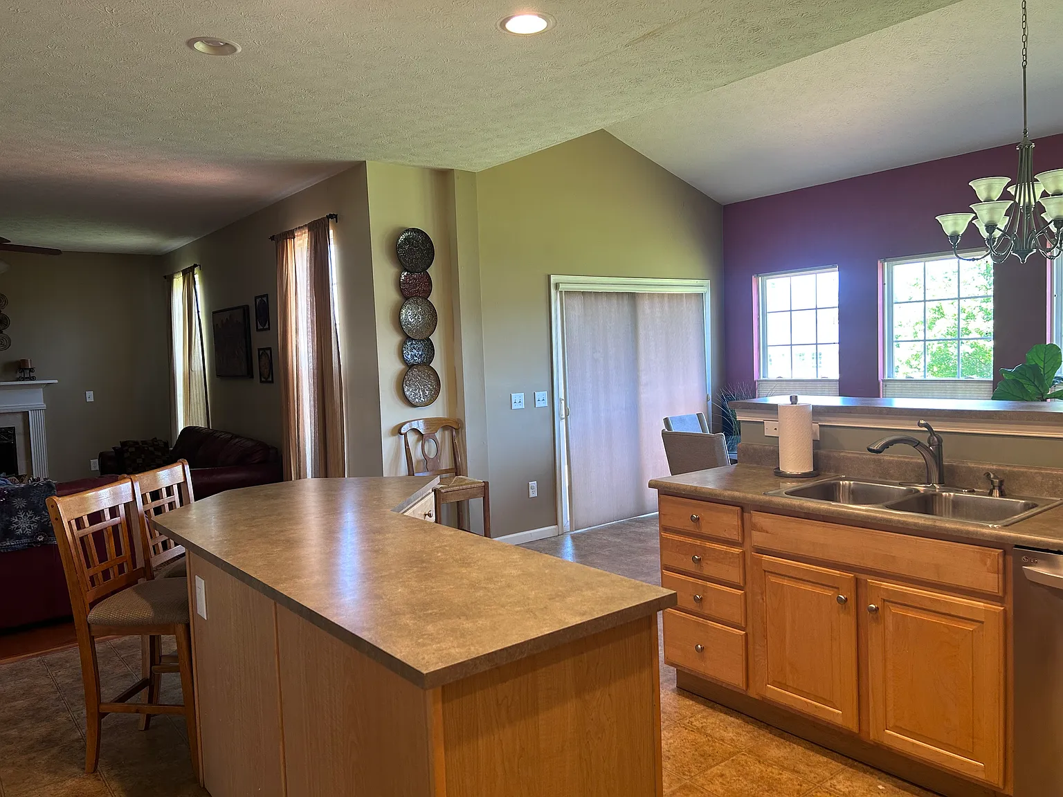 4 bed, 2.5 bath, 2900 sqft, $3,250 — Photo 3