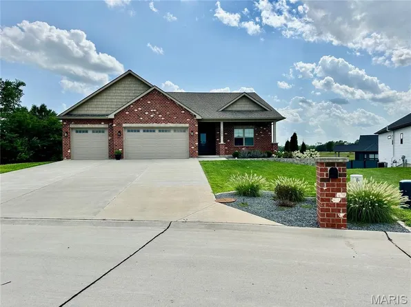 1095 Stonegate St, Farmington, MO 63640