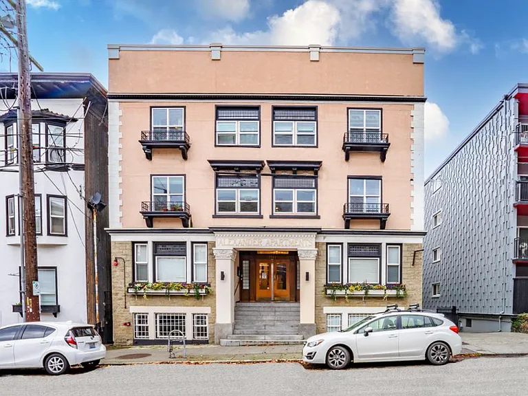 Alexander Apartments — Photo 2