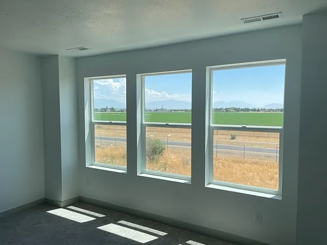 Primary Bedroom/now has blinds
