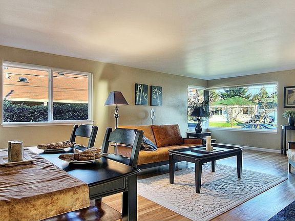 Flowing Living/Dining Spaces
