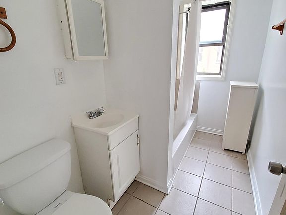 4th image of 2053 W Jarvis Ave #2A