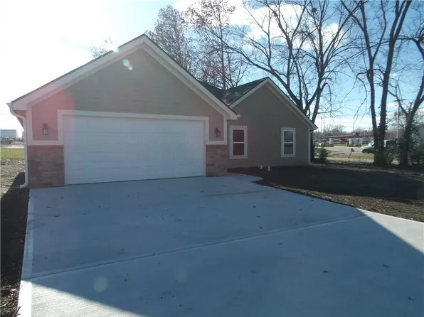 401 E 9th St, Holden, MO 64040