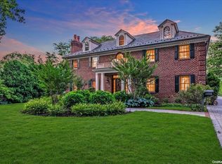 38 School St, East Williston, NY 11596