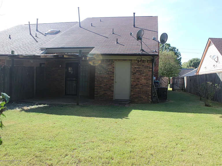 7090 Greenbriar Dr — Photo 14