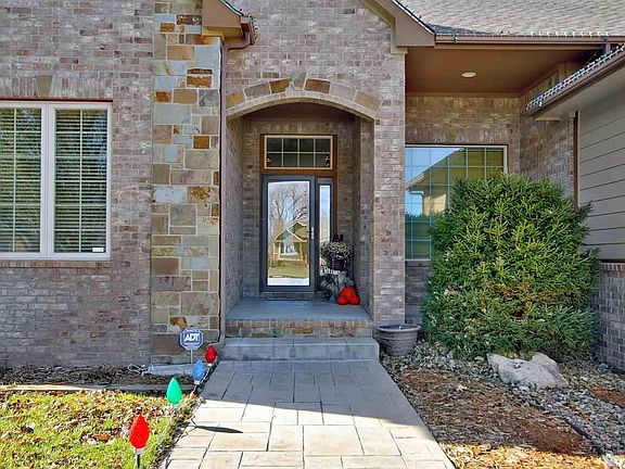 3rd image of 1033 N Beau Jardin Cir