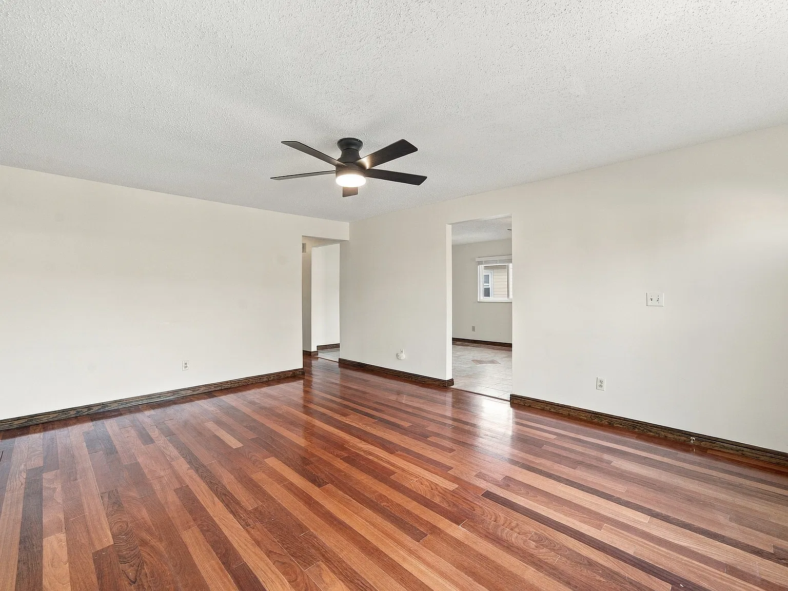 3 bed, 1.5 bath, 1173 sqft, $2,000 — Photo 2