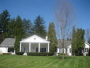 30 Essex Ln photo 1