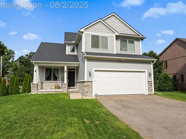 710 Pine Tree Rd, Lake Orion, MI 48362