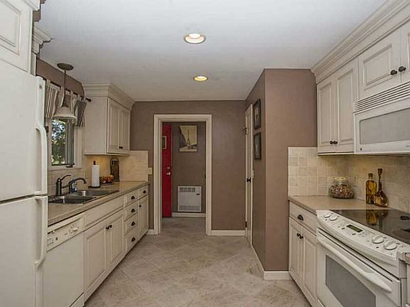 4th image of 25 Moorland Ave