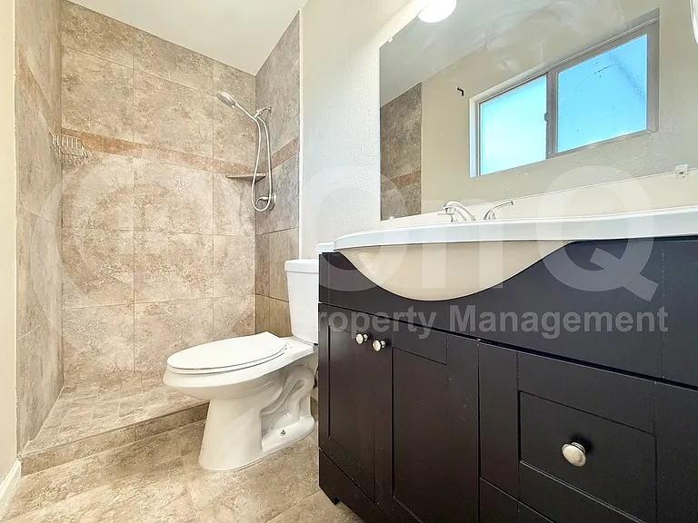 445 E Beatryce St — Photo 17