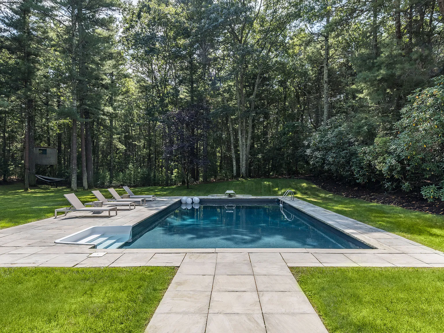 Modern Beauty on Bull Path — Photo 3