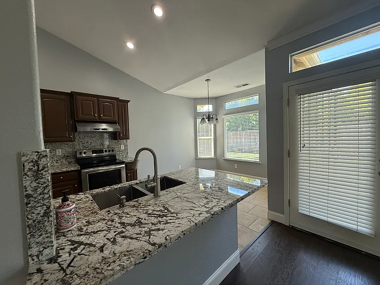 1126 E Pinehurst Ave — Photo 5