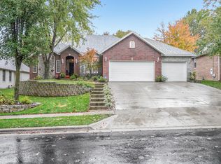 1020 W Valley Way, Springfield, MO 65810