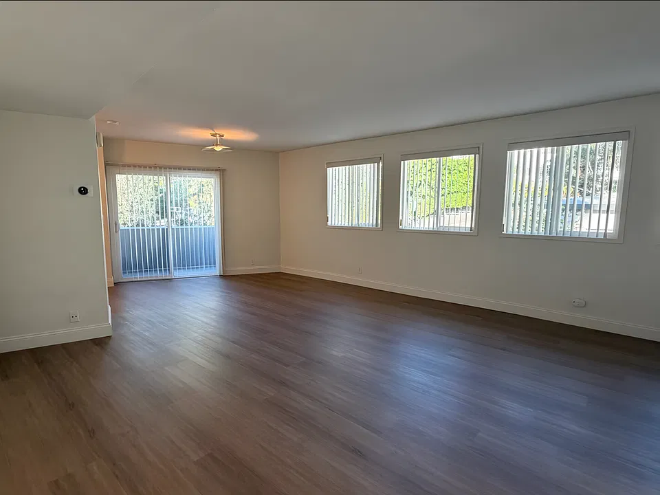 1830 N La Brea Ave