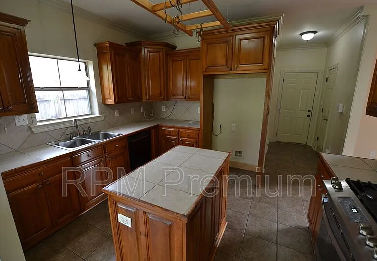 2691 Woodbend Ave — Photo 12
