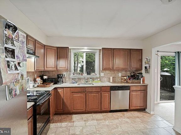 5th image of 142 Blanche St