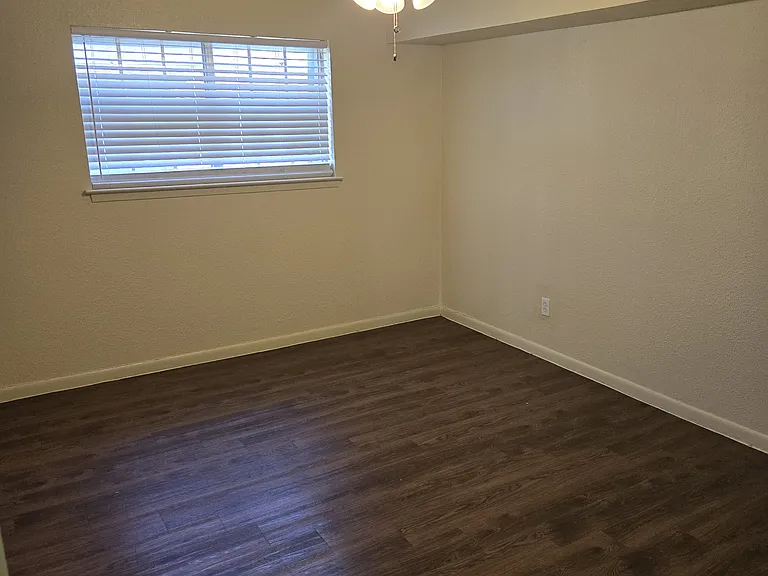 Alamo Apartments — Photo 23