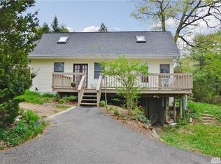 19 Winthrop Dr, Woodbury, NY 11797