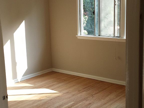 3rd image of 1346 1/2 S Cloverdale Ave