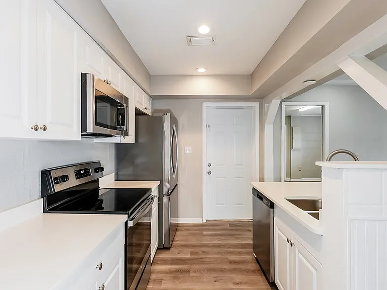 1033 Campbell Ave — Photo 8