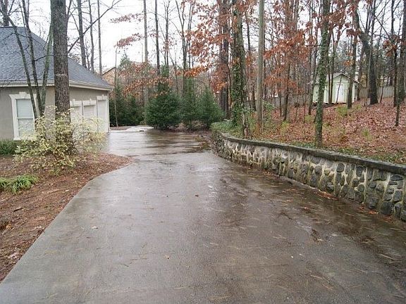 Driveway with plenty of space for visitors