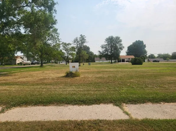 201 3rd St NE, Riverdale, ND 58565