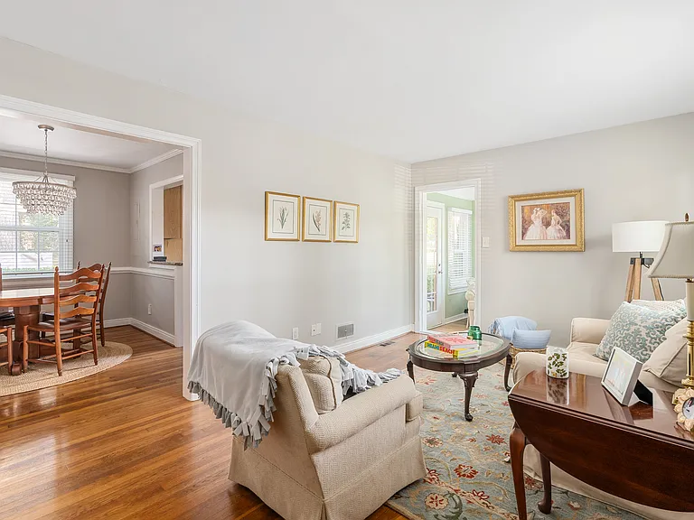 1204 Bobbiedell Ln — Photo 2
