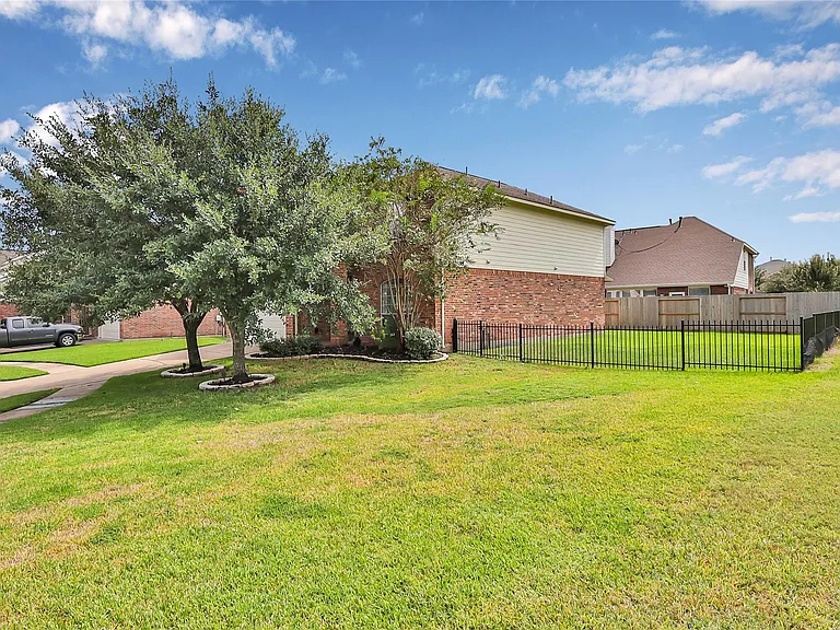 5915 Estonia Ct — Photo 34