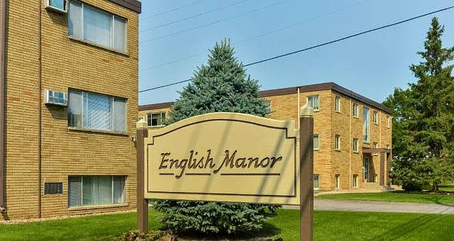 English Manor — Photo 6