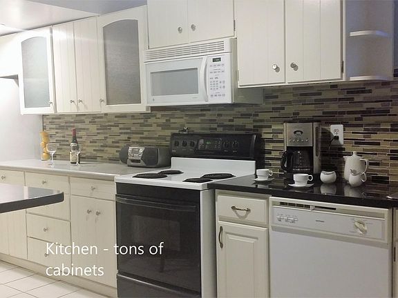 Kitchen - tons of cabinets