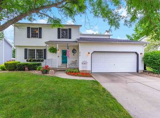 3413 Fountain Lake Dr, Bloomington, IL 61704