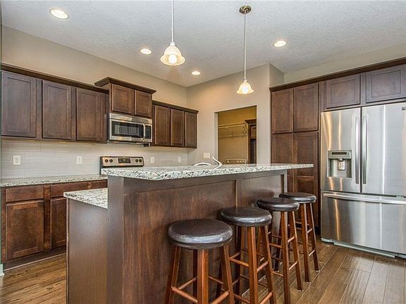 4th image of 1005 NW Orchard Dr