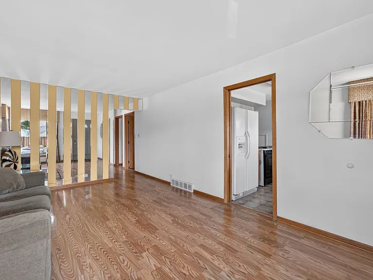 9228 Robinson Ave — Photo 2