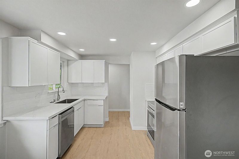 4th image of 1011 Calkin Place