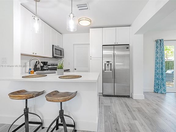 4th image of 822 NE 16th Ct