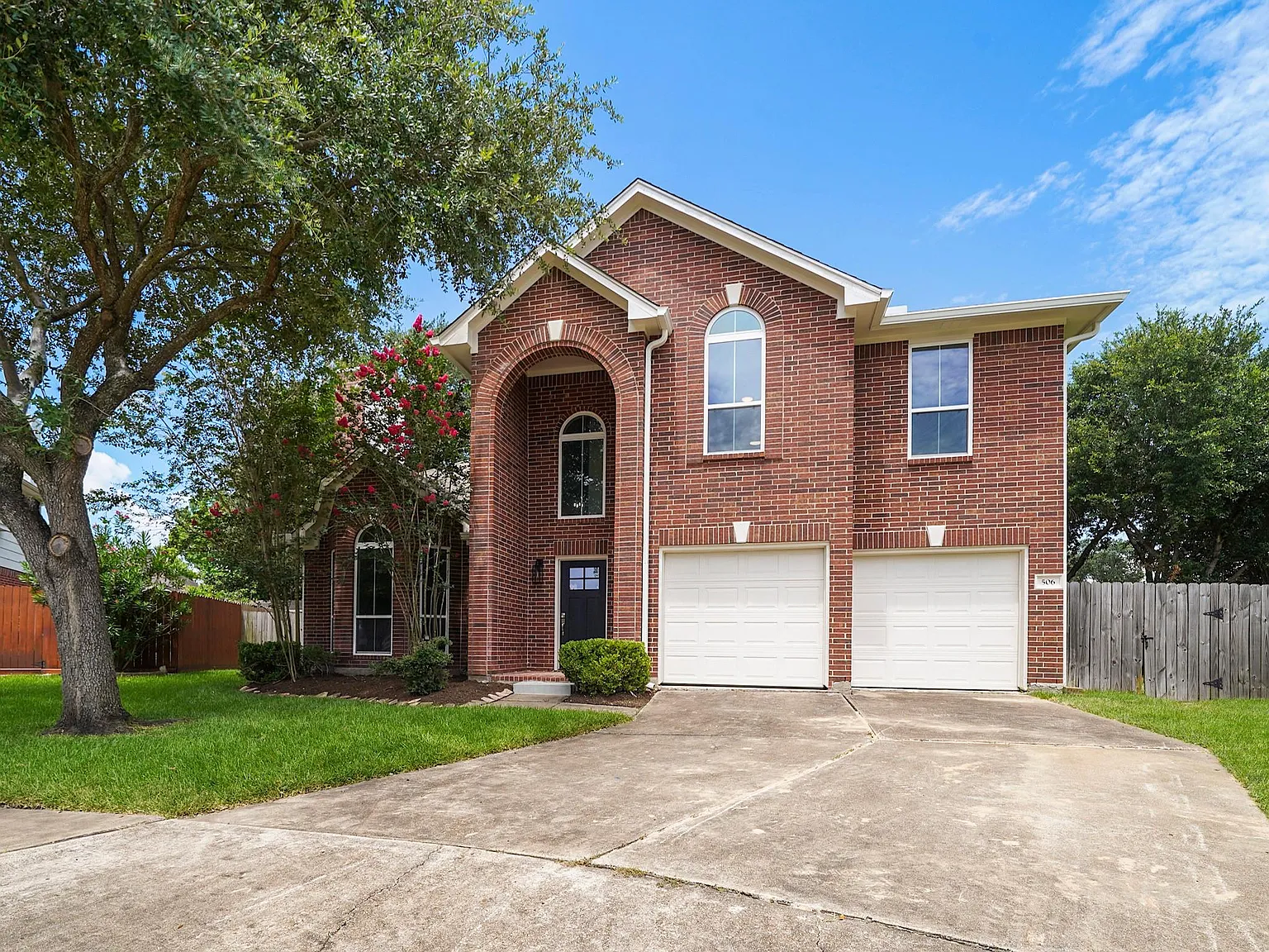 4 bed, 2.5 bath, 2620 sqft, $3,000 — Photo 2