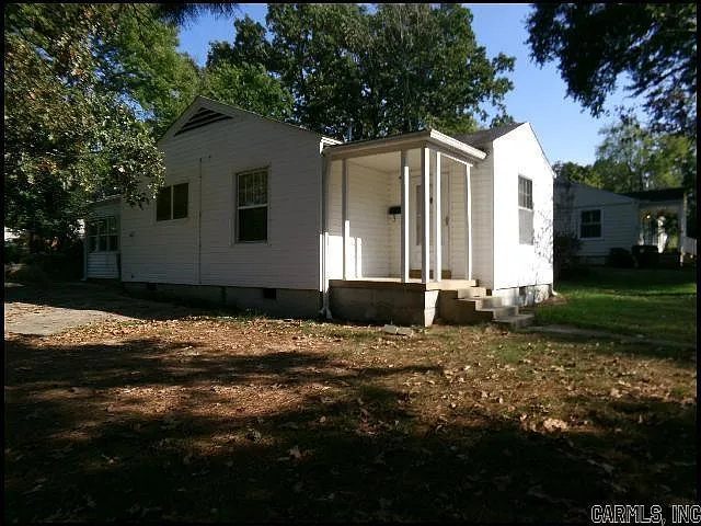 3 bed, 1.0 bath, 1850 sqft, $1,550 — Photo 1