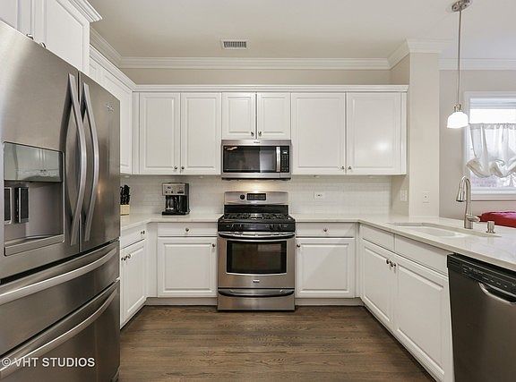 3rd image of 1947 N Hudson Ave APT B