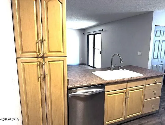 2 bed, 1.0 bath, 891 sqft, $1,300 — Photo 3