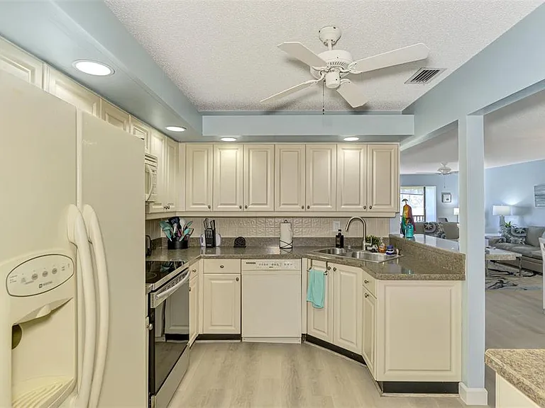 5761 Avista Dr #5761 — Photo 26