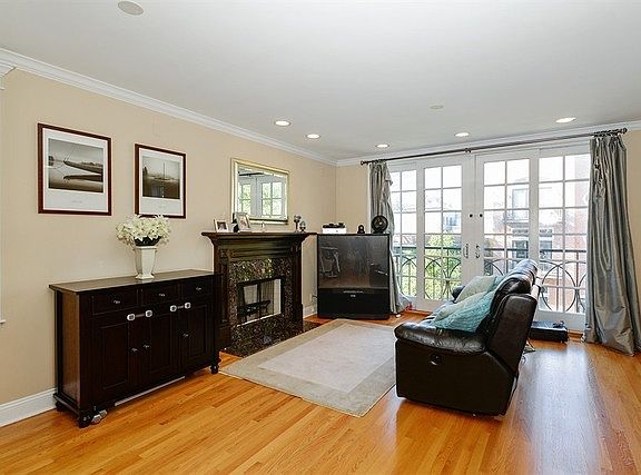 2nd image of 3733 N Wilton Ave #3