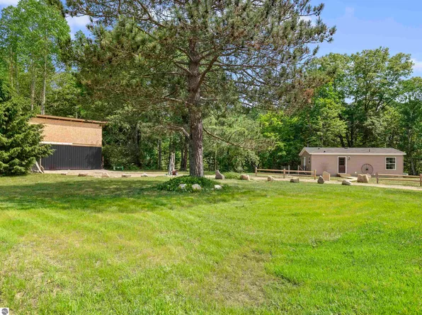 8761 W 48th Rd, Wellston, MI 49689