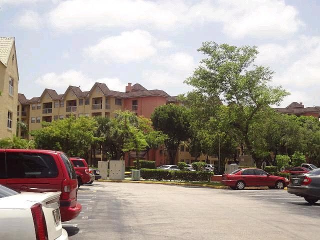 2nd image of 8215 Lake Dr #303