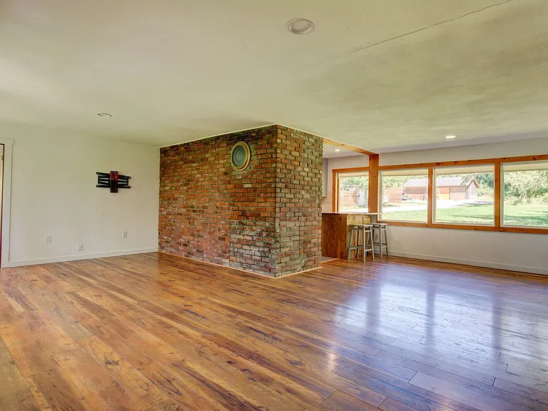 1736 W Beach Rd — Photo 7