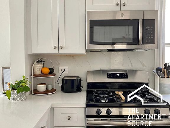3rd image of 2642 N Marshfield Ave #1R