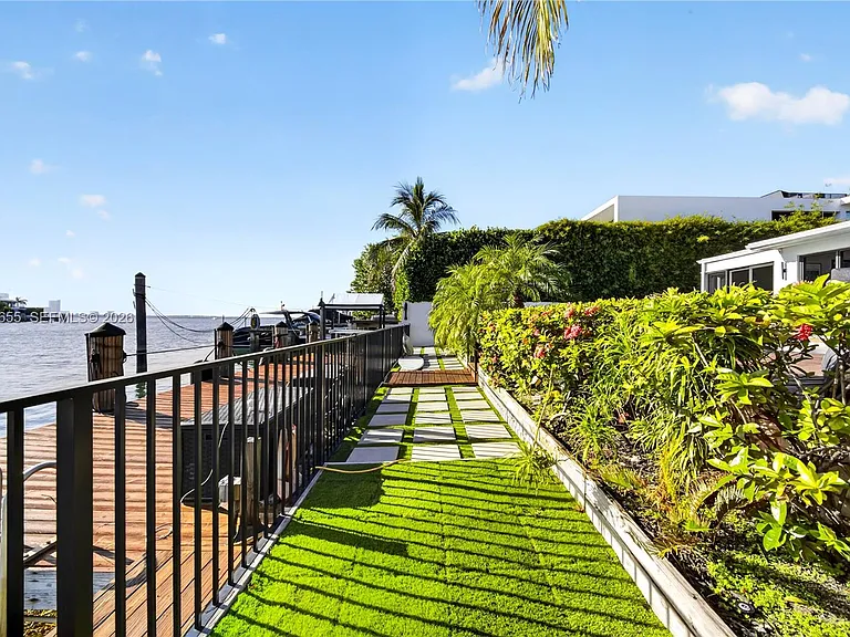 460 W Dilido Dr — Photo 35