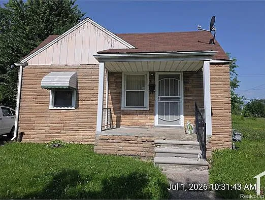 3 bed, 819 sqft, $1,300 — Photo 1
