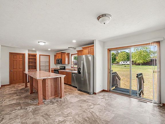 5th image of 1020 Essex Dr
